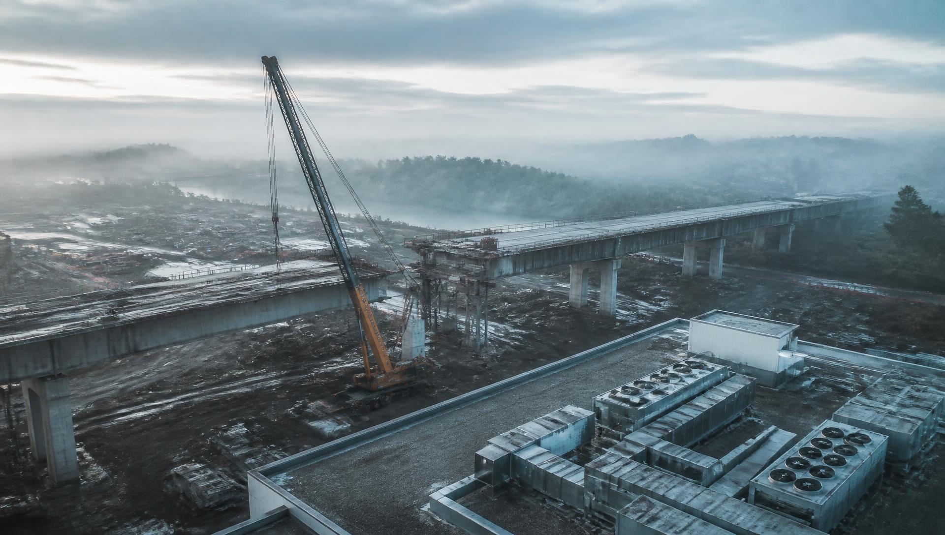 Vue aérienne d'un grand chantier avec grue mobile et installations techniques